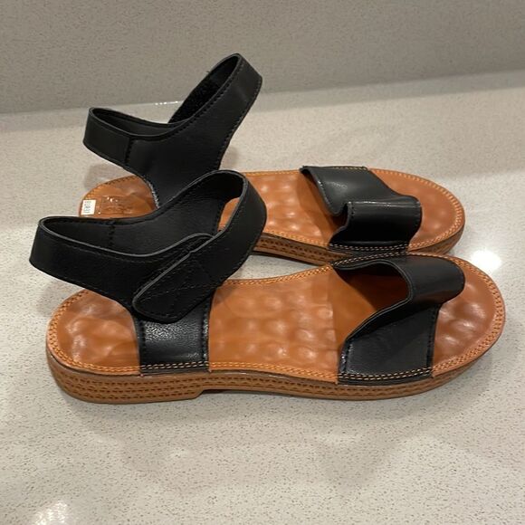 SHEIN Flat Sandal with Black Straps and Brown Sole NWT Never Worn Excellent Con… - Picture 3 of 6